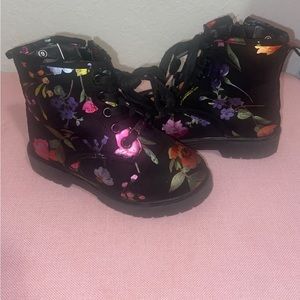 Size 9 little girl flower boots